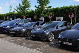 Česká města ruší podporu elektromobilů, omezením výhodného parkování jdou proti duchu EU